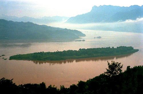 千秋三峽 世紀偉業(yè)——三峽工程見證新中國60年發(fā)展足跡 這是中堡島的原始地貌(資料照片)。三峽工程于1994年12月14日正式開工,工程采用分期導流方式,分三期進行施工,以中堡島為分界點向兩側(cè)延伸,分別修建左岸和右岸大壩。 “截斷巫山云雨,高峽出平湖”,隨著設(shè)計建設(shè)任務(wù)的如期完成,歷經(jīng)近17年的建設(shè),舉世矚目的三峽工程將一代偉人的豪邁設(shè)想變?yōu)楝F(xiàn)實。承載著共和國水利輝煌夢想的三峽工程,鑄就了惠及千秋的民生水利。 三峽工程凝聚了幾代中央領(lǐng)導集體和全國人民的智慧與力量。1978年至1988年,三峽工程基本完成了建設(shè)的決策準備;1988年至1998年,三峽工程正式開工并實現(xiàn)大江截流;1998年至2008年,三峽樞紐主體工程、輸變電工程和移民工作基本完成,三峽水庫實現(xiàn)了175米蓄水的最終目標條件,使夢想變?yōu)楝F(xiàn)實。 新華社發(fā)